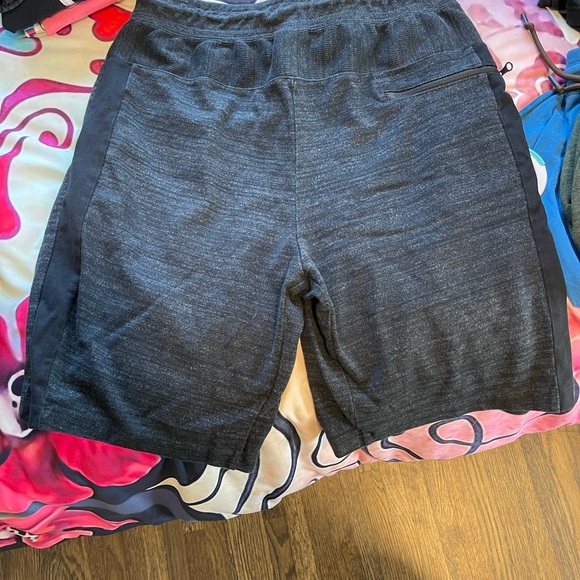 LIKE NEW! Mens NIKE shorts. Size L - Picture 3 of 3